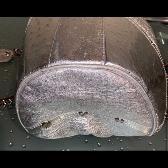 VERSACE RARE METALLIC SILVER LEATHER & OSTRICH LEATHER CLEAN SHOULDER BAG. - Picture 13 of 15